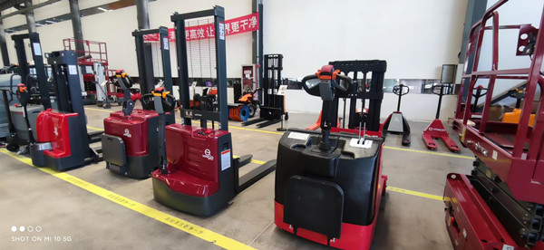 在高溫和雨天的時候電動堆高車要注意什么 在高溫和雨天的時候電動堆高車要注意什么